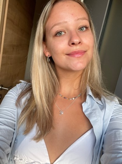 Ein Bild, das Person, Menschliches Gesicht, Dame, Kleidung enthält.

Automatisch generierte Beschreibung